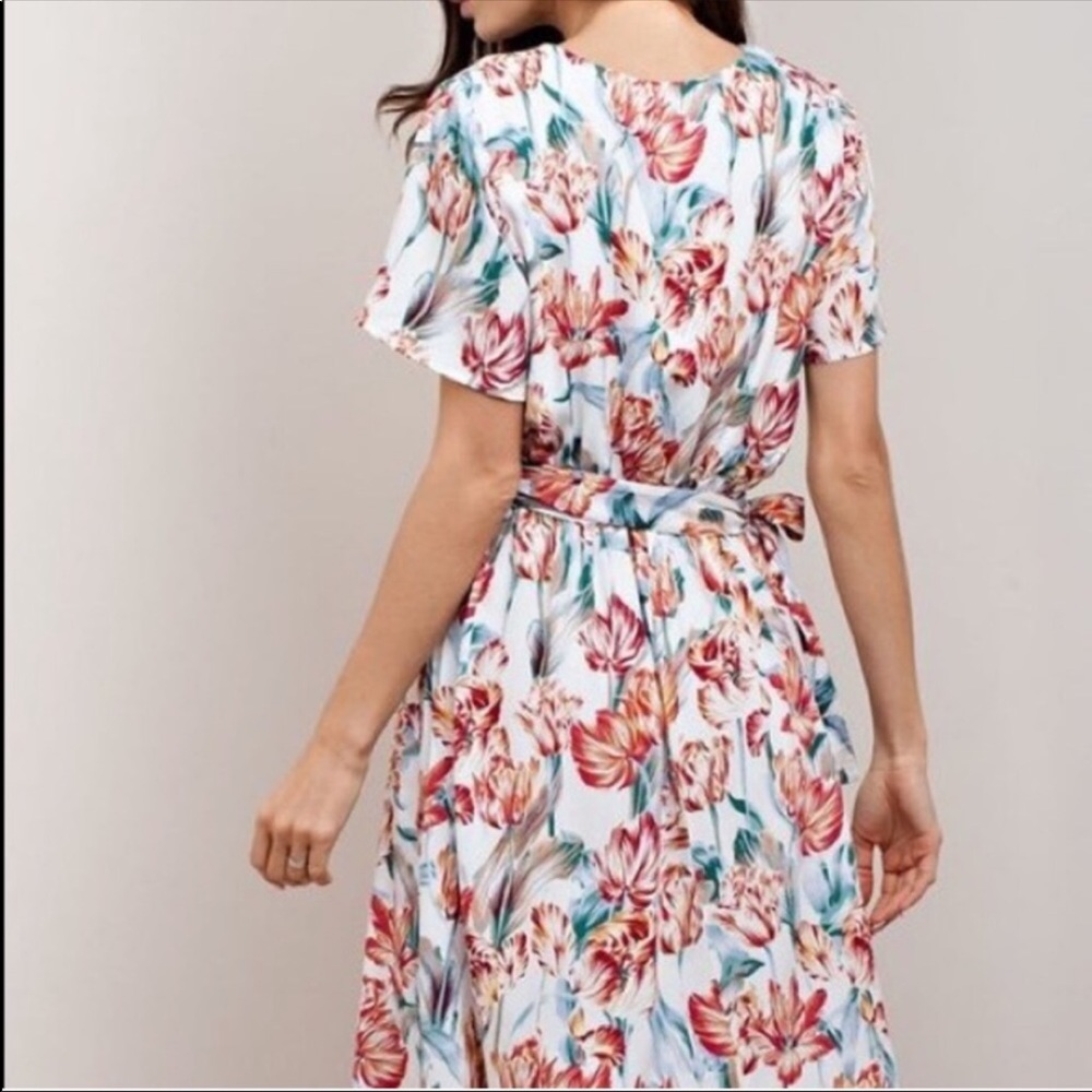 ❣️Sale was $45 down sizing❣️ Floral wrap dress - Picture 4 of 7